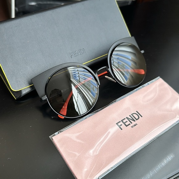 NWOT Fendi Eyeshine Black Sunglasses with Case and Unused Dustcloth - Picture 3 of 5